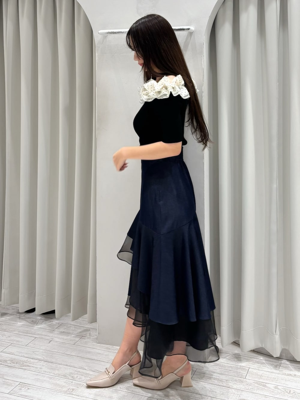 ブルー系のスカート、その他のニット/セーター、ホワイト系のパンプスを着用したレディースの春コーディネートの3枚目の写真