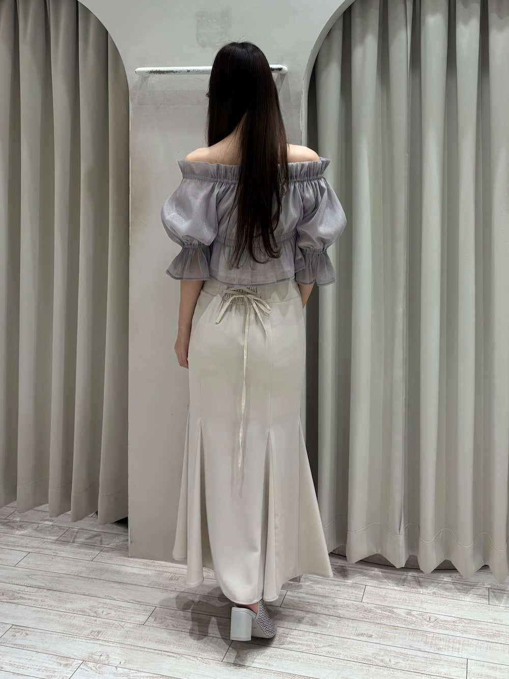 パープル系のシャツ/ブラウス、ホワイト系のスカート、グレー系のブーツを着用したレディースの春コーディネートの4枚目の写真