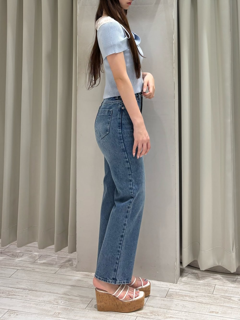 ブルー系のデニムパンツ、ブルー系のニット/セーター、その他のサンダルを着用したレディースの春コーディネートの3枚目の写真