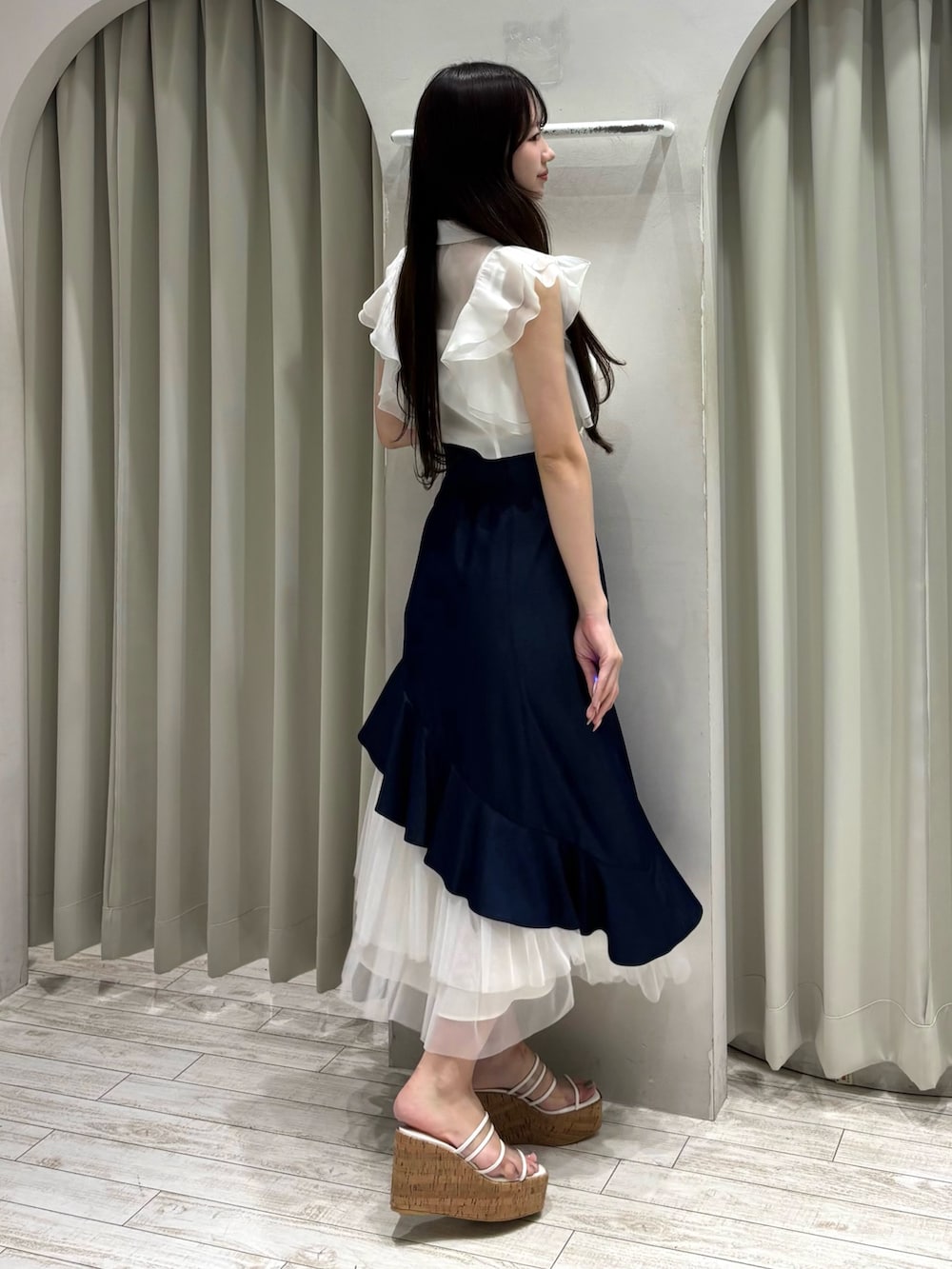 ホワイト系のシャツ/ブラウス、ブルー系のスカート、その他のサンダルを着用したレディースの夏コーディネートの3枚目の写真