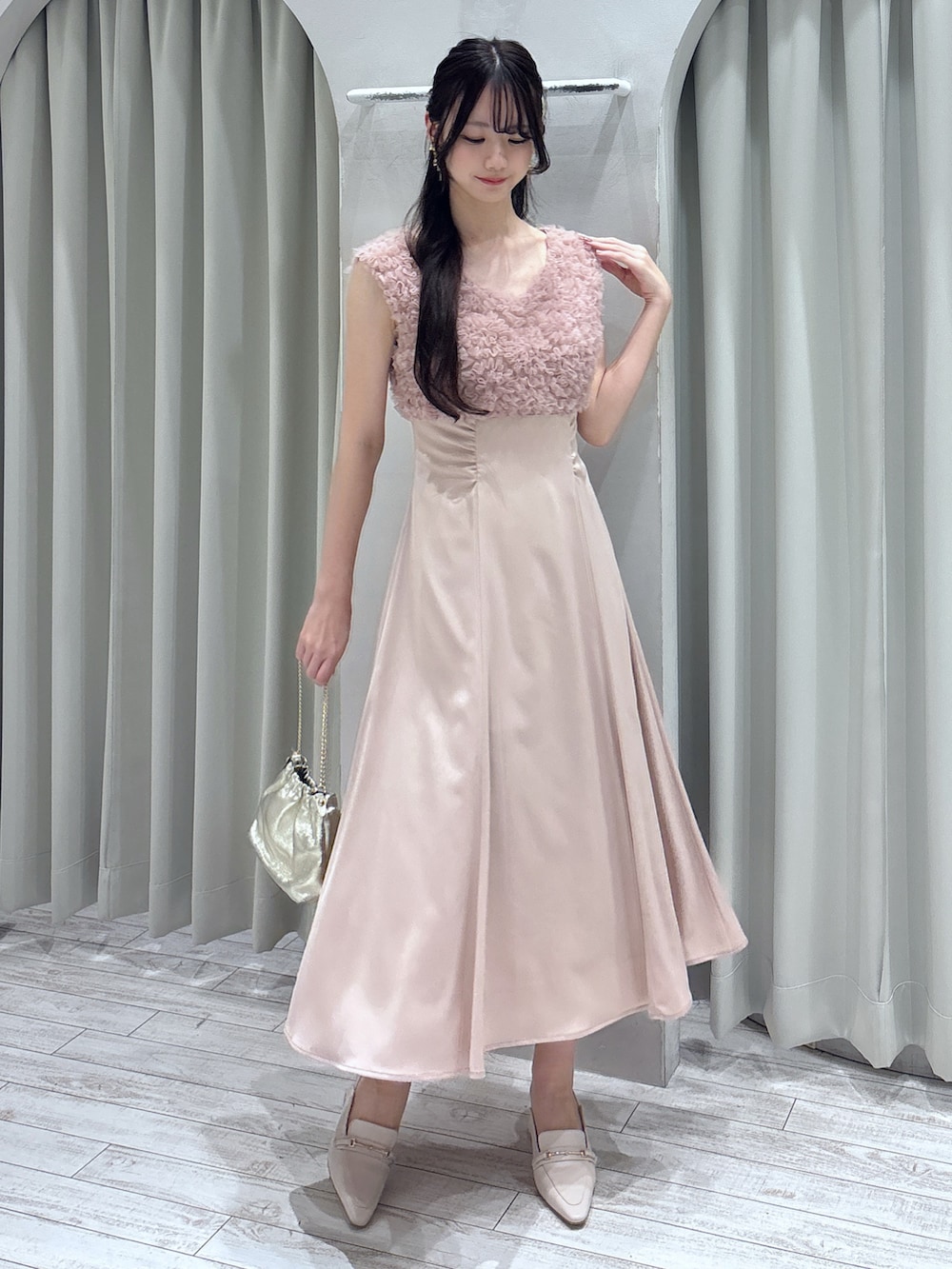 ピンク系のドレス、ホワイト系のテーラードジャケット、ゴールド系のショルダーバッグを着用したレディースの春コーディネートの7枚目の写真