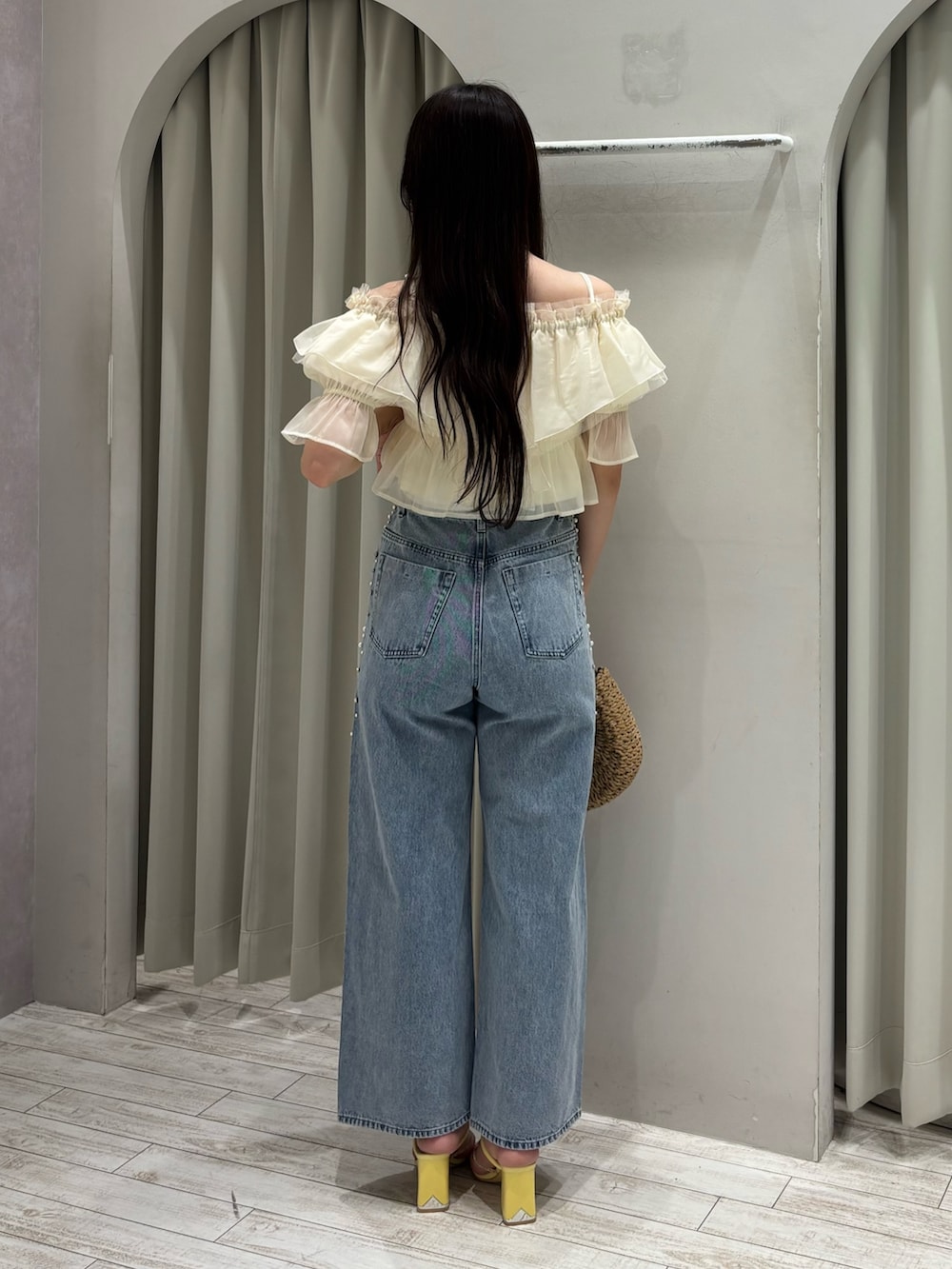 ホワイト系のシャツ/ブラウス、ブルー系のデニムパンツ、ベージュ系のハンドバッグを着用したレディースの夏コーディネートの4枚目の写真