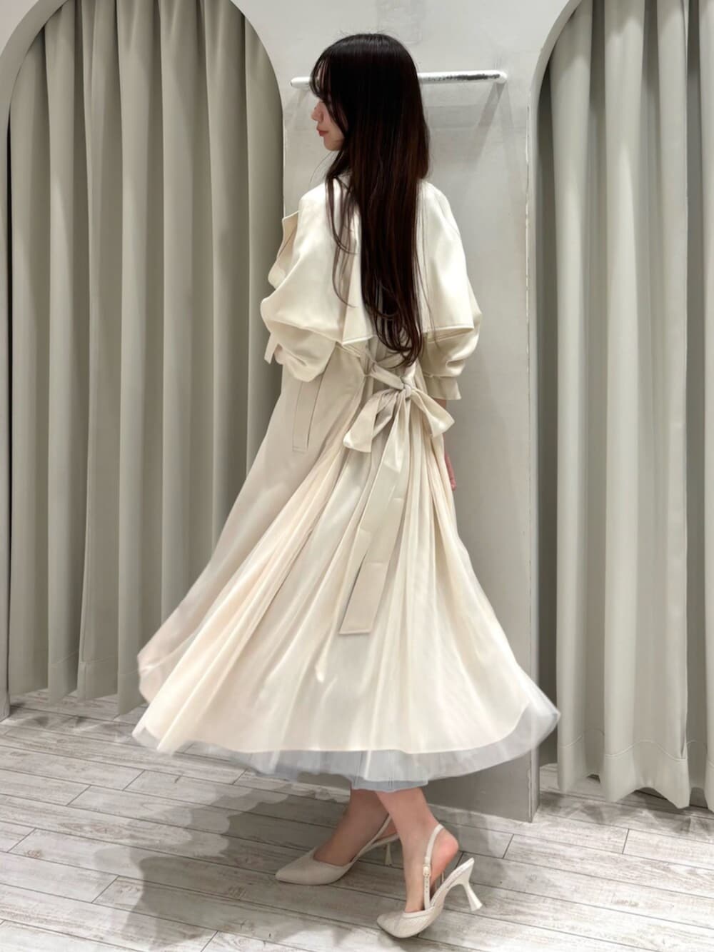 ホワイト系のパンプス、グレー系のワンピース、ホワイト系のトレンチコートを着用したレディースの春コーディネートの4枚目の写真