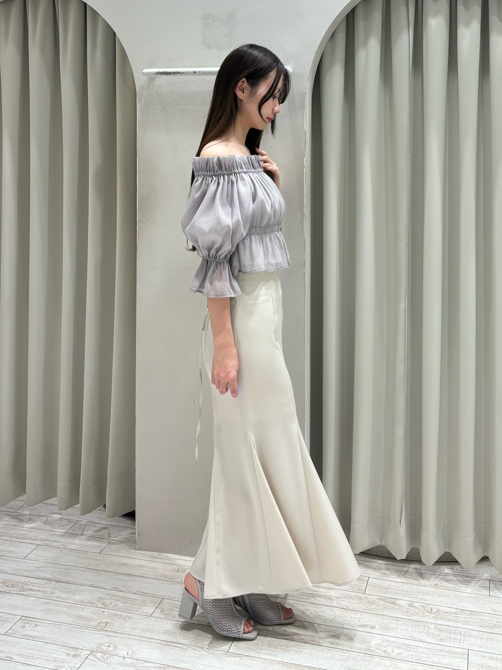 パープル系のシャツ/ブラウス、ホワイト系のスカート、グレー系のブーツを着用したレディースの春コーディネートの2枚目の写真