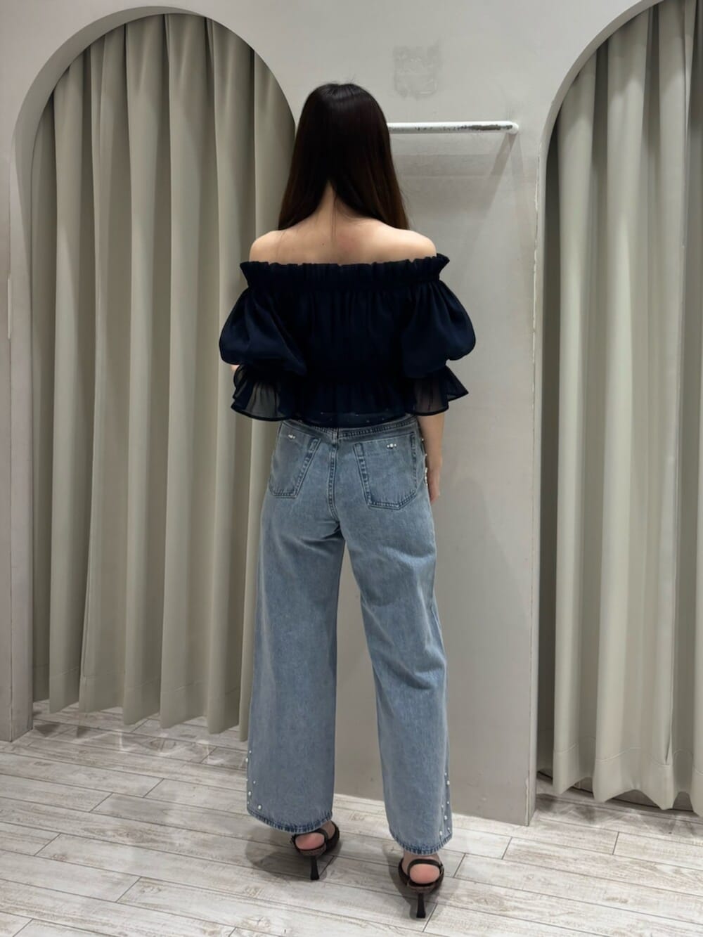 ブルー系のデニムパンツ、ブルー系のシャツ/ブラウス、ブラウン系のパンプスを着用したレディースの春コーディネートの5枚目の写真