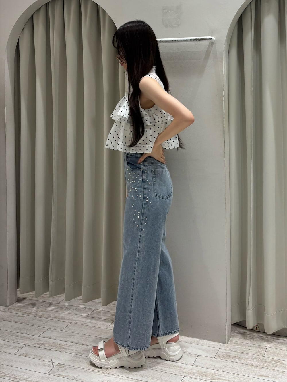 その他のシャツ/ブラウス、ブルー系のデニムパンツ、ホワイト系のサンダルを着用したレディースの夏コーディネートの3枚目の写真