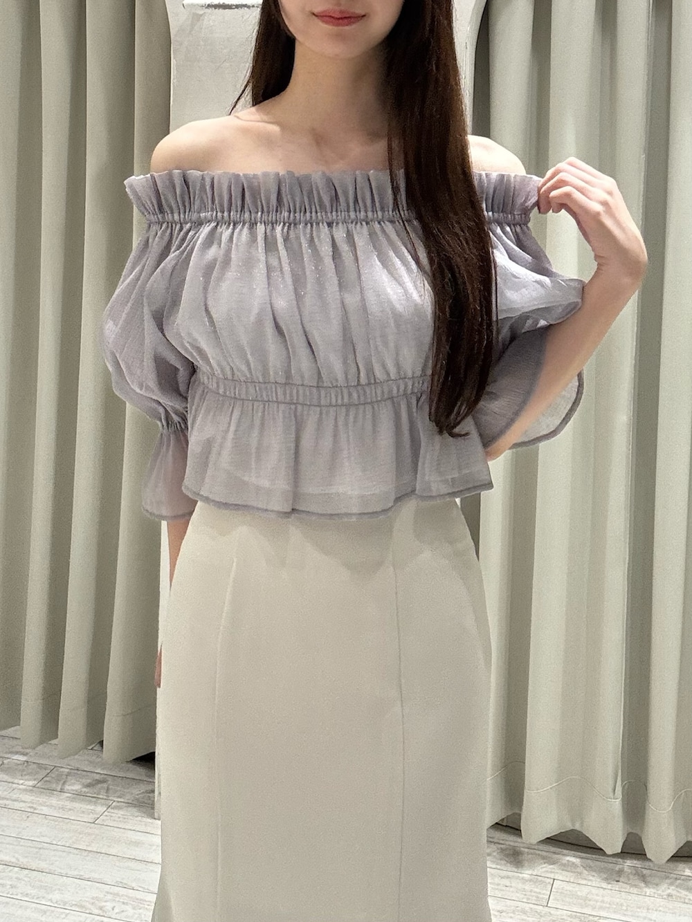 パープル系のシャツ/ブラウス、ホワイト系のスカート、グレー系のブーツを着用したレディースの春コーディネートの5枚目の写真