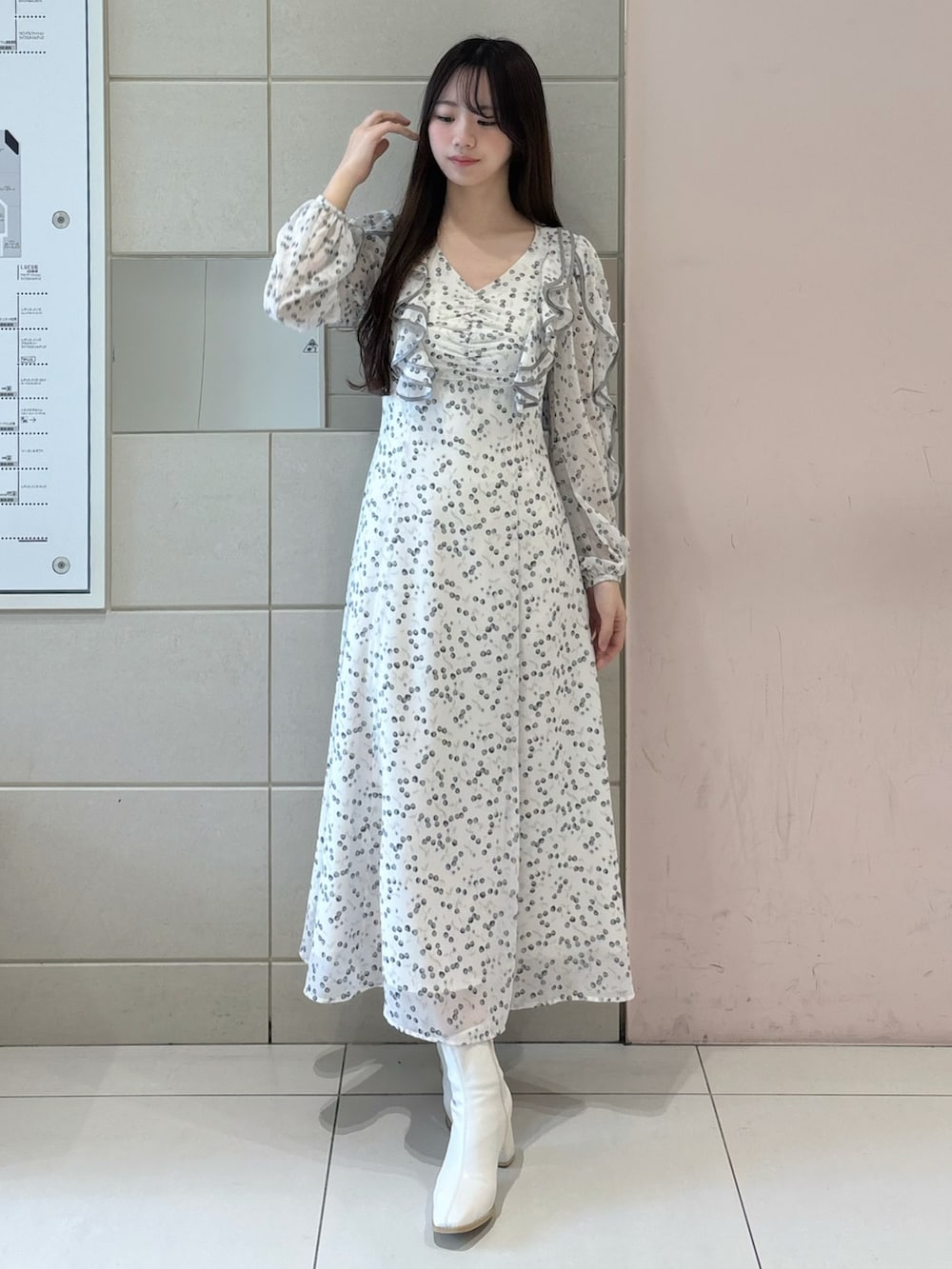 ホワイト系のワンピース、ホワイト系のブーツを着用したレディースの冬コーディネートの2枚目の写真