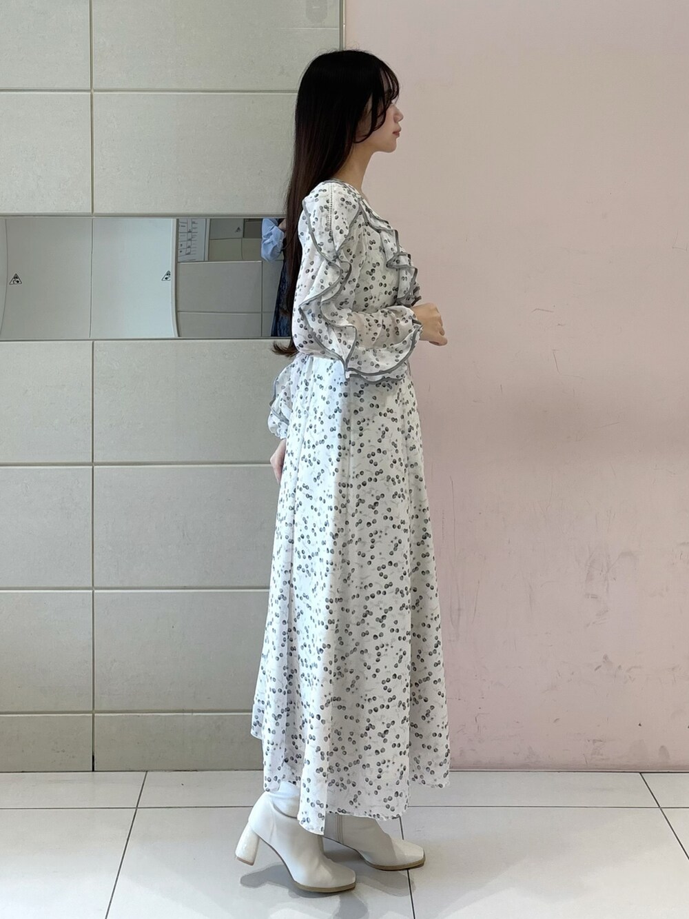 ホワイト系のワンピース、ホワイト系のブーツを着用したレディースの冬コーディネートの3枚目の写真