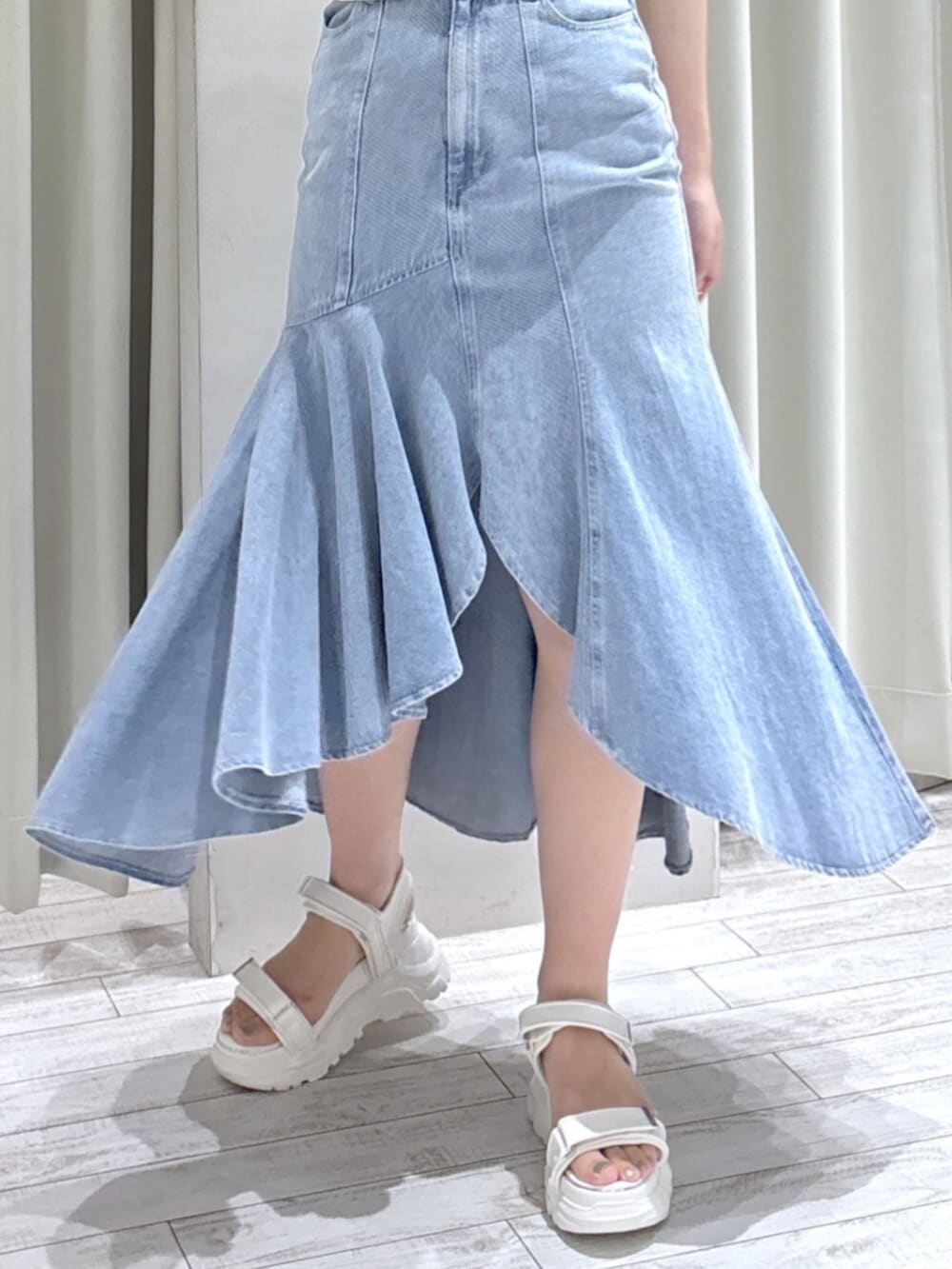 ホワイト系のサンダル、ブルー系のスカート、ブルー系のシャツ/ブラウスを着用したレディースの夏コーディネートの6枚目の写真