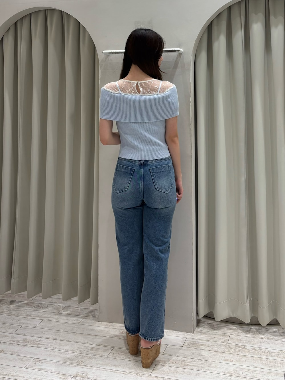ブルー系のデニムパンツ、ブルー系のニット/セーター、その他のサンダルを着用したレディースの春コーディネートの4枚目の写真