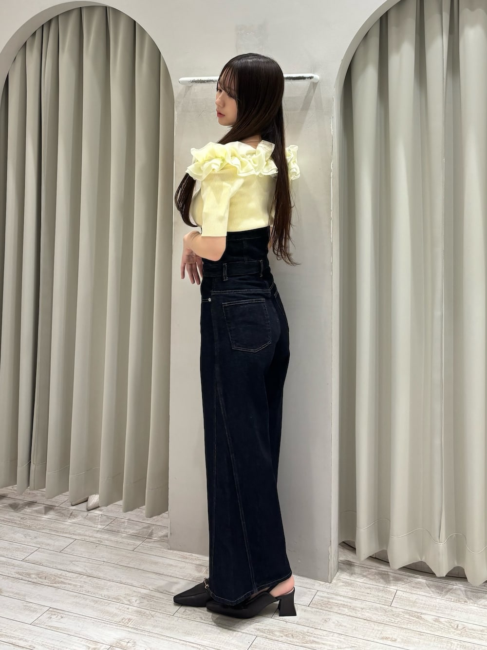 イエロー系のニット/セーター、ブルー系のその他パンツ、ブラウン系のパンプスを着用したレディースの春コーディネートの3枚目の写真