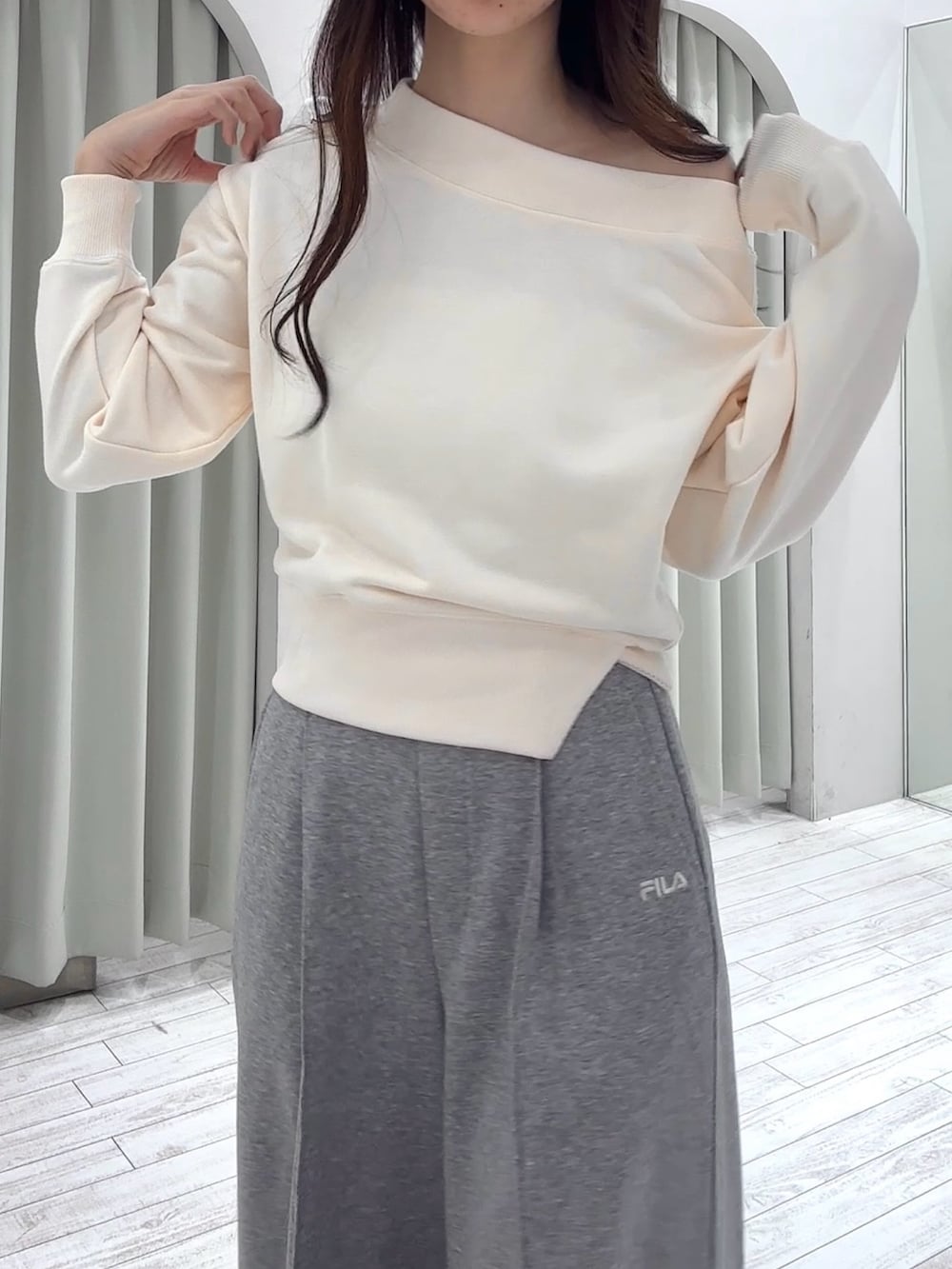 ホワイト系のTシャツ/カットソー、グレー系のその他パンツを着用したレディースの春コーディネートの5枚目の写真