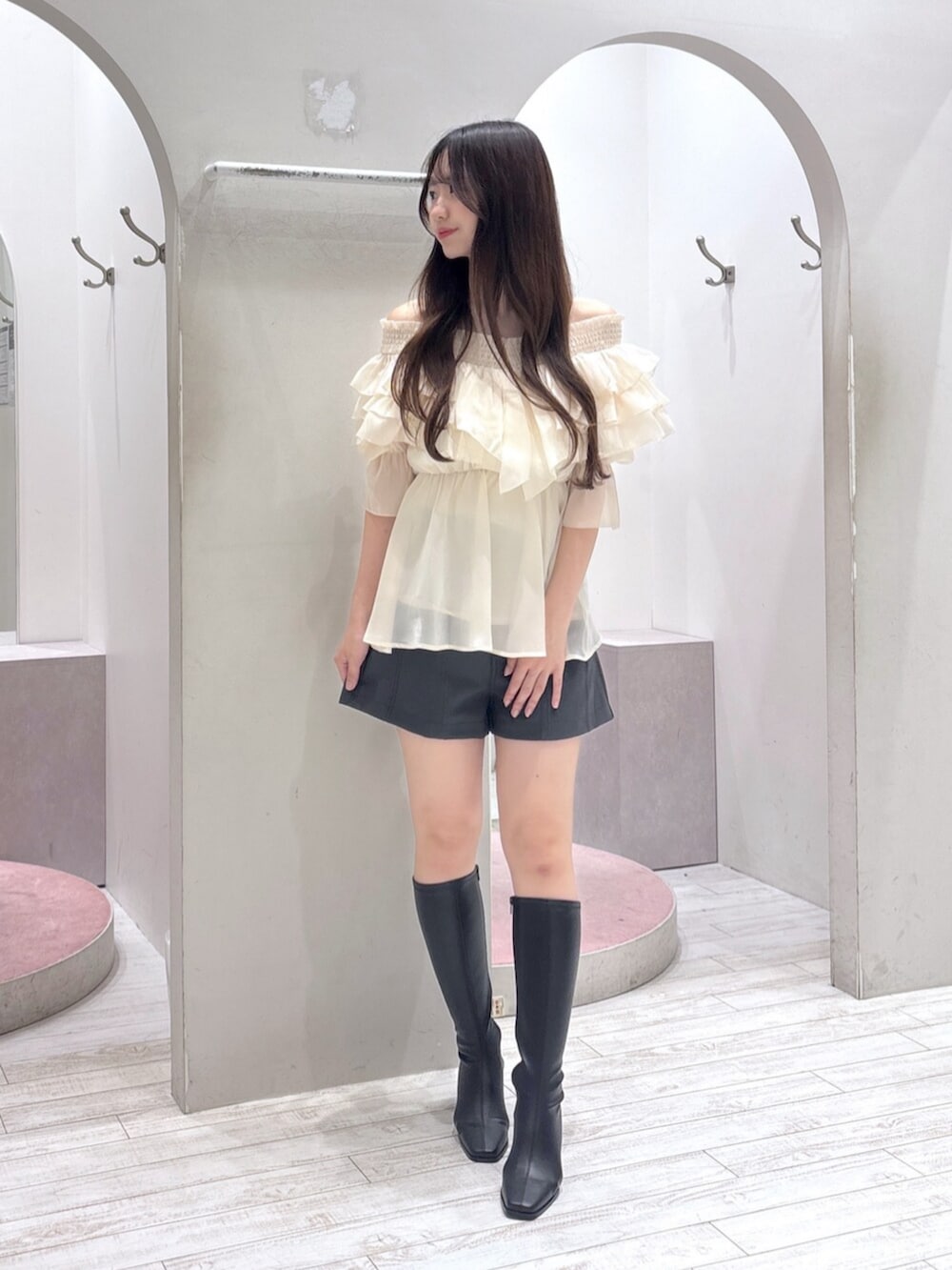 グレー系のその他パンツ、ホワイト系のシャツ/ブラウス、ブラック系のブーツを着用したレディースの夏コーディネートの2枚目の写真