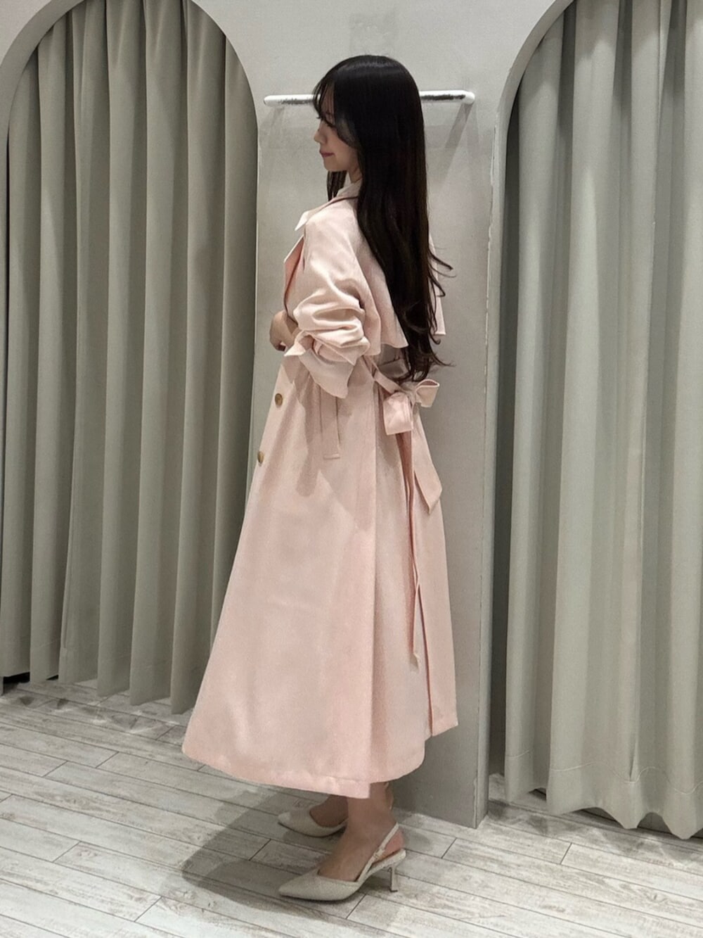 ホワイト系のパンプス、ベージュ系のハンドバッグ、ベージュ系のワンピースを着用したレディースの春コーディネートの4枚目の写真