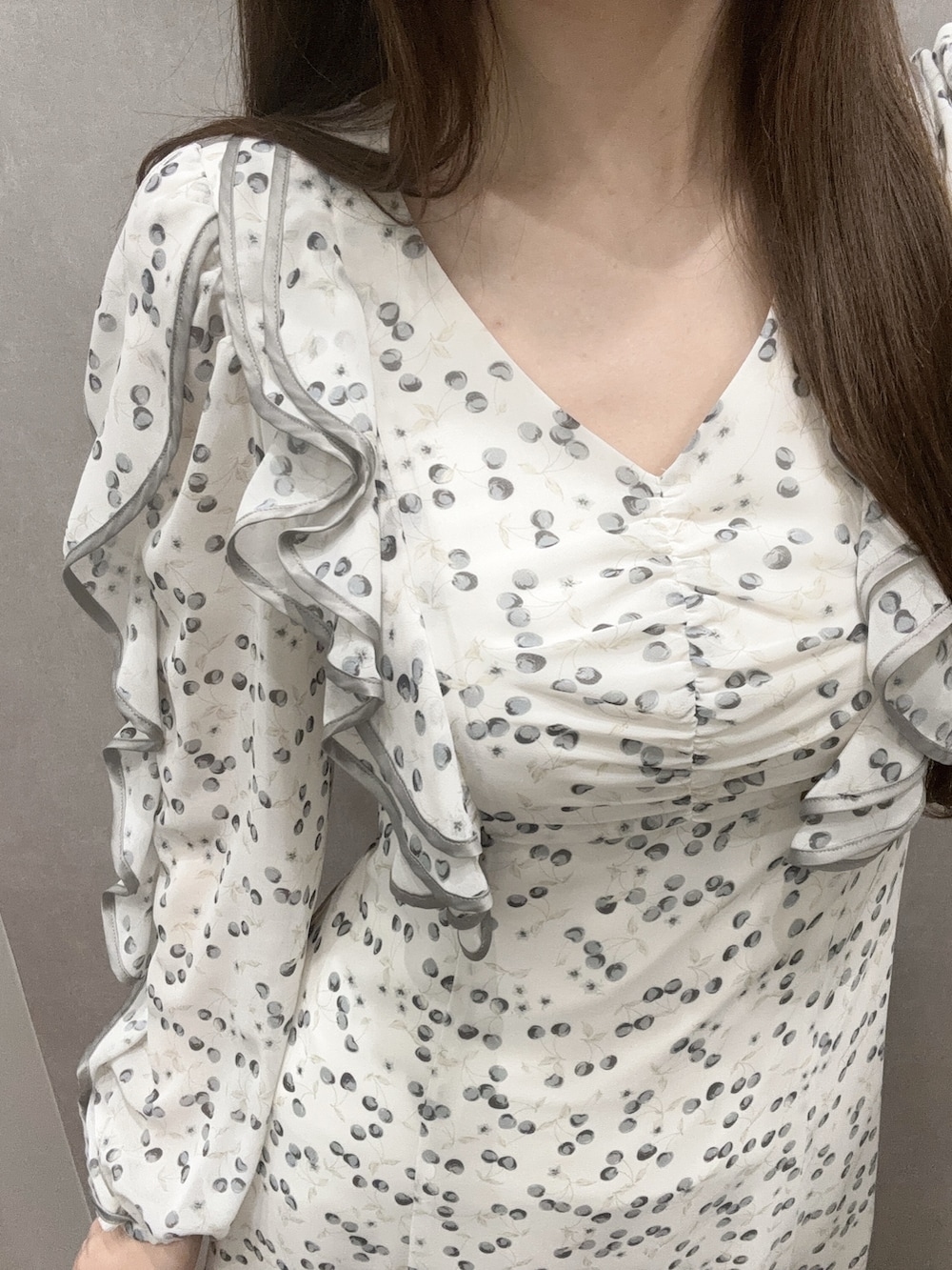 ホワイト系のワンピース、ホワイト系のブーツを着用したレディースの冬コーディネートの7枚目の写真