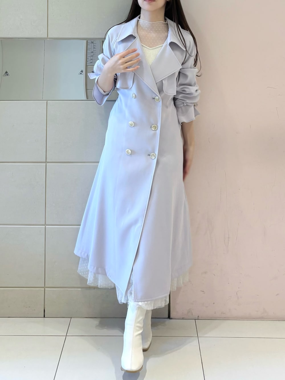 ホワイト系のワンピース、パープル系のトレンチコート、ホワイト系のブーツを着用したレディースの冬コーディネートの8枚目の写真