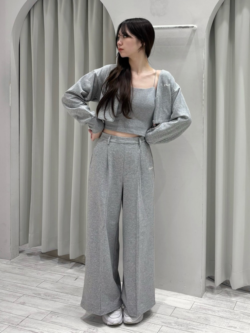 グレー系のTシャツ/カットソー、グレー系のその他パンツを着用したレディースの冬コーディネートの2枚目の写真