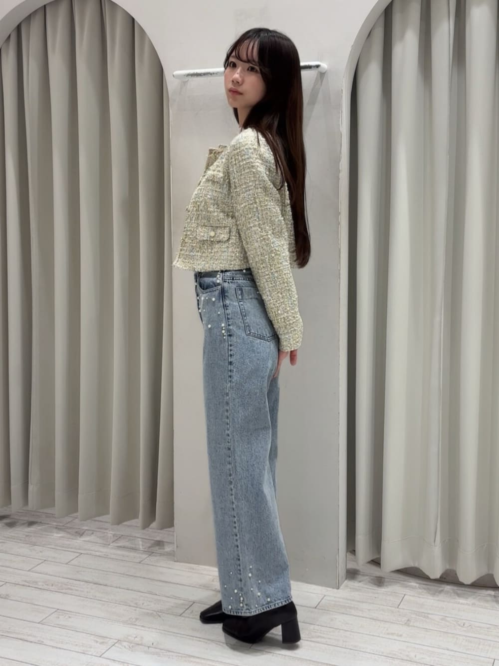 ブラウン系のブーツ、ホワイト系のニット/セーター、グリーン系のテーラードジャケットを着用したレディースの冬コーディネートの4枚目の写真