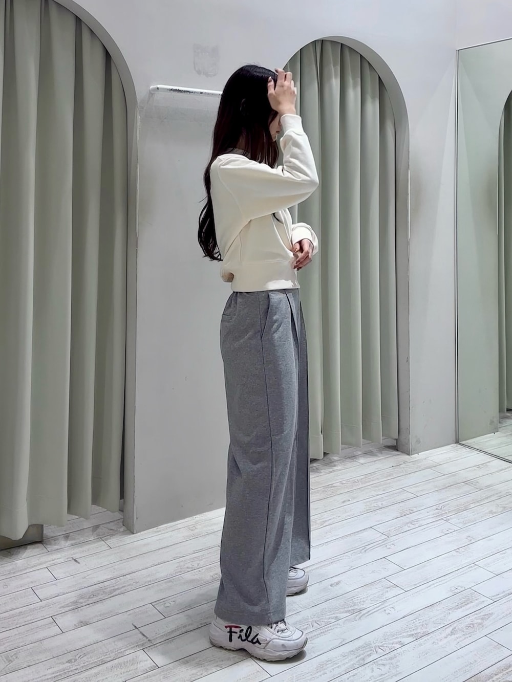 ホワイト系のTシャツ/カットソー、グレー系のその他パンツを着用したレディースの春コーディネートの3枚目の写真