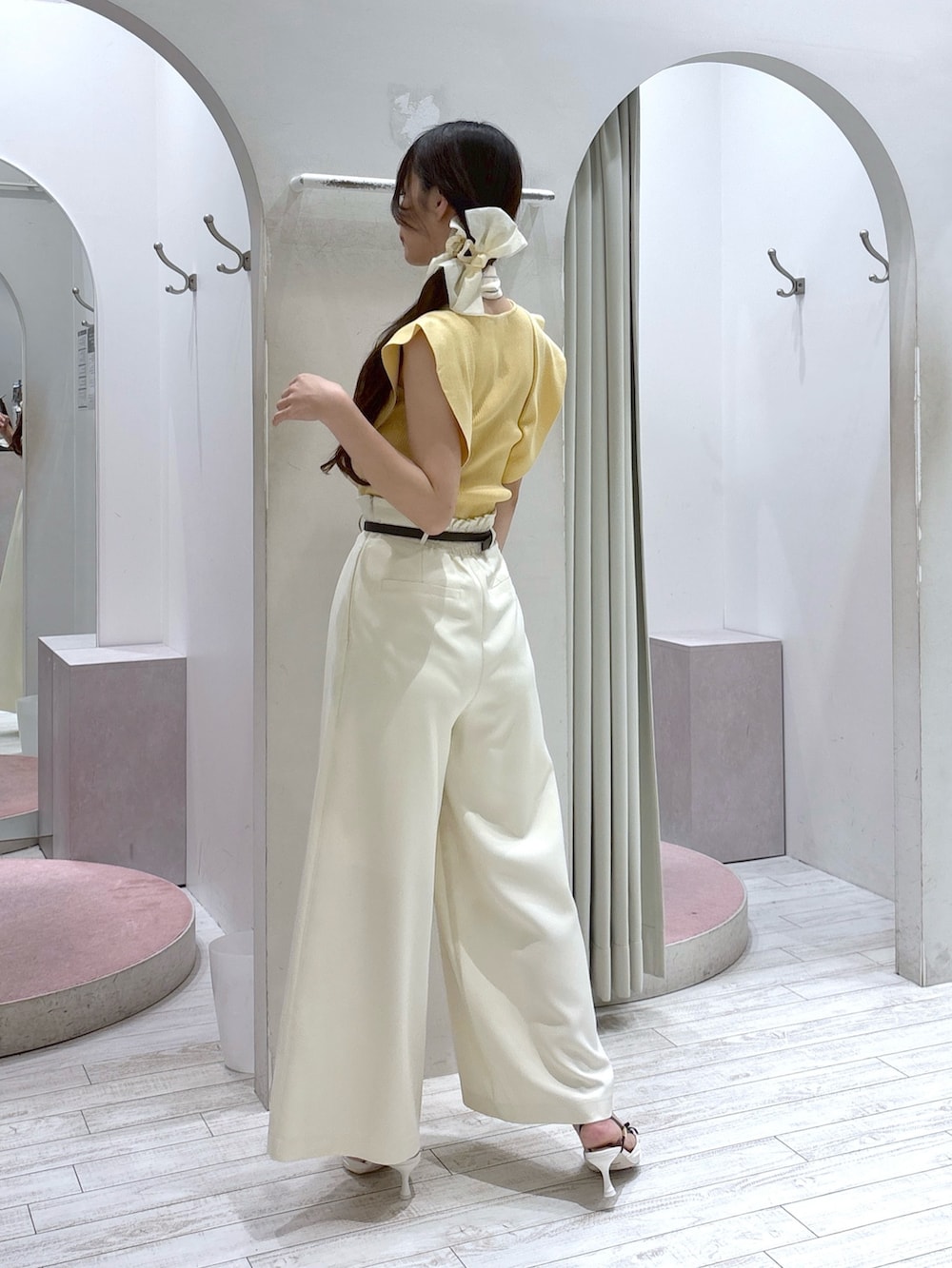 イエロー系のニット/セーター、ホワイト系のその他パンツ、ホワイト系のサンダルを着用したレディースの夏コーディネートの4枚目の写真
