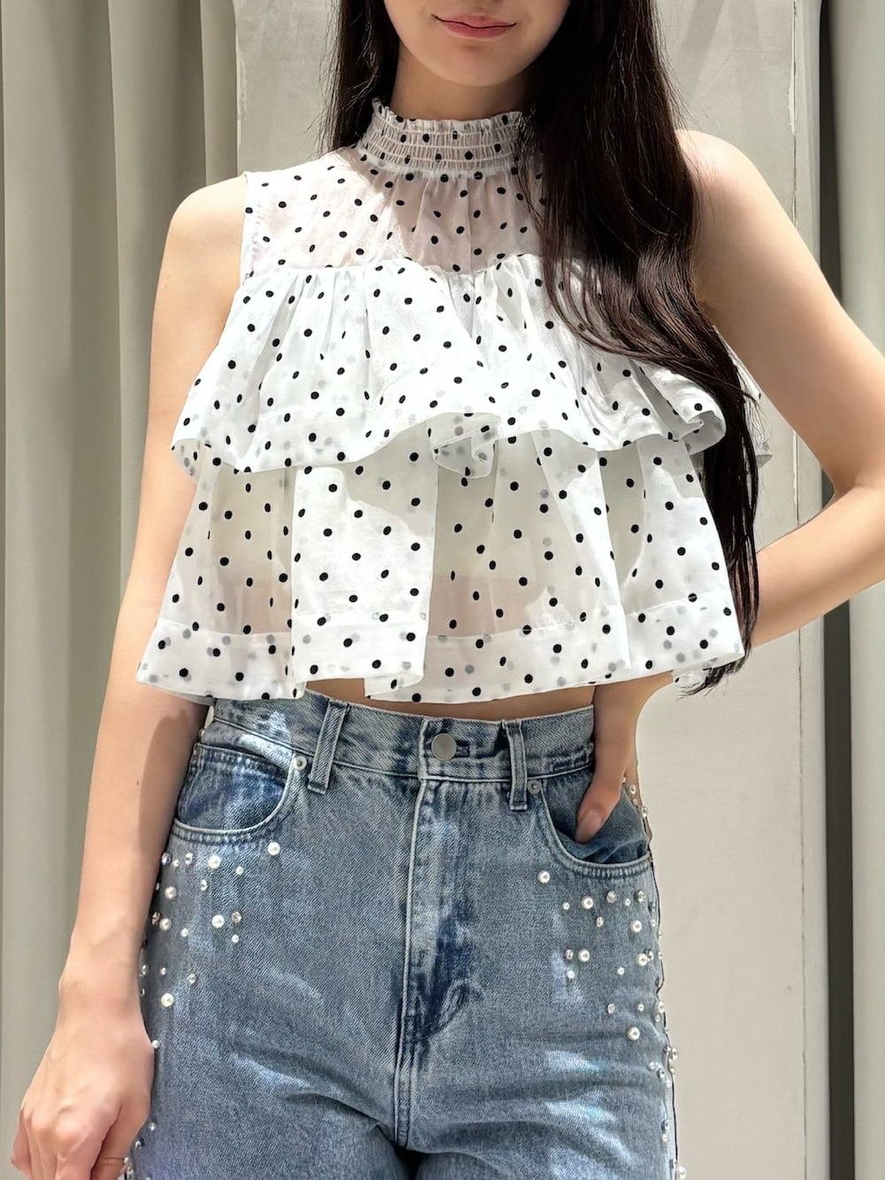 その他のシャツ/ブラウス、ブルー系のデニムパンツ、ホワイト系のサンダルを着用したレディースの夏コーディネートの6枚目の写真