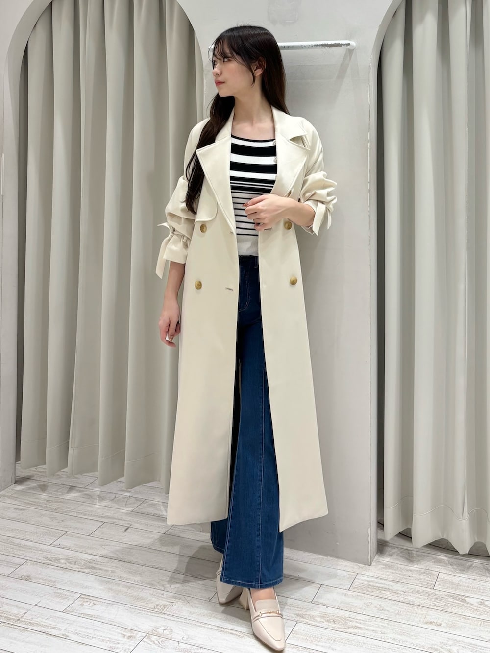 その他のニット/セーター、ホワイト系のトレンチコート、ブルー系のデニムパンツを着用したレディースの冬コーディネートの2枚目の写真