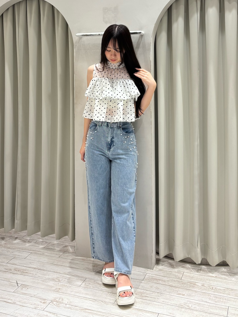 その他のシャツ/ブラウス、ブルー系のデニムパンツ、ホワイト系のサンダルを着用したレディースの夏コーディネートの2枚目の写真