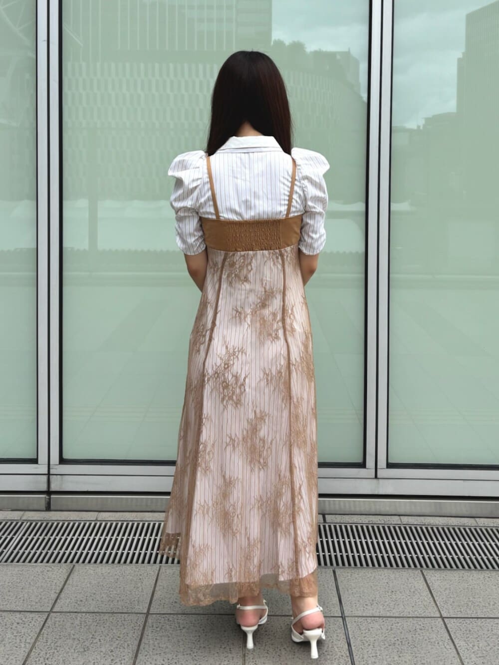 ベージュ系のワンピース、ホワイト系のハンドバッグ、ホワイト系のパンプスを着用したレディースの秋コーディネートの4枚目の写真