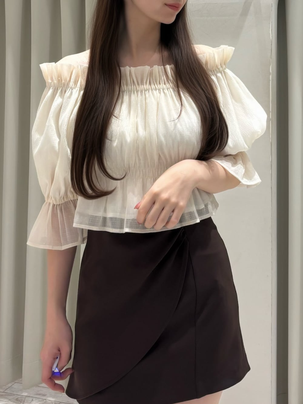 ホワイト系のシャツ/ブラウス、ブラウン系のスカート、ブラウン系のパンプスを着用したレディースの春コーディネートの5枚目の写真