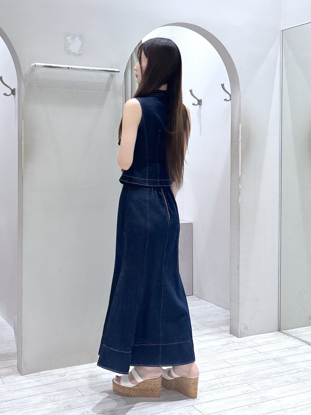 ブルー系のシャツ/ブラウス、ブルー系のスカート、ホワイト系のサンダルを着用したレディースの夏コーディネートの5枚目の写真