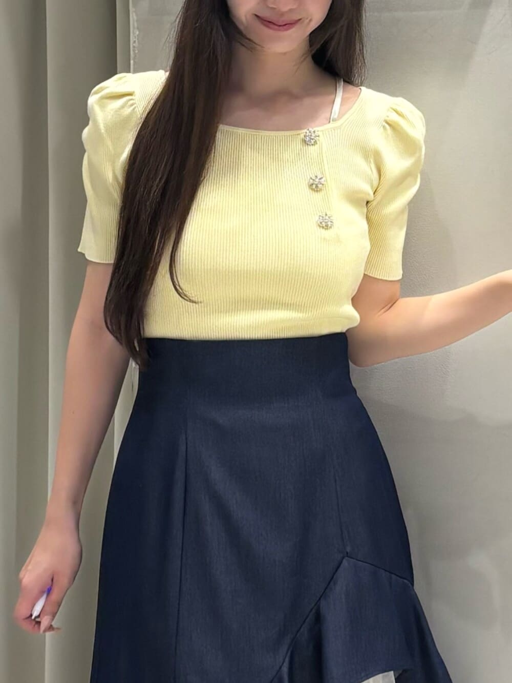 その他のサンダル、イエロー系のニット/セーター、ブルー系のスカートを着用したレディースの夏コーディネートの6枚目の写真