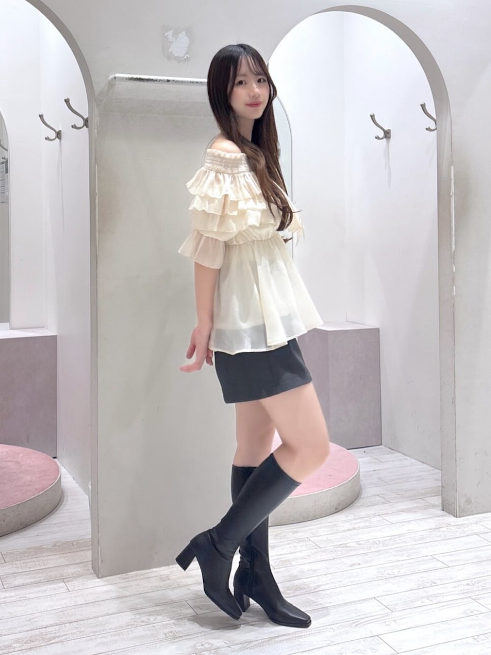 グレー系のその他パンツ、ホワイト系のシャツ/ブラウス、ブラック系のブーツを着用したレディースの夏コーディネートの3枚目の写真