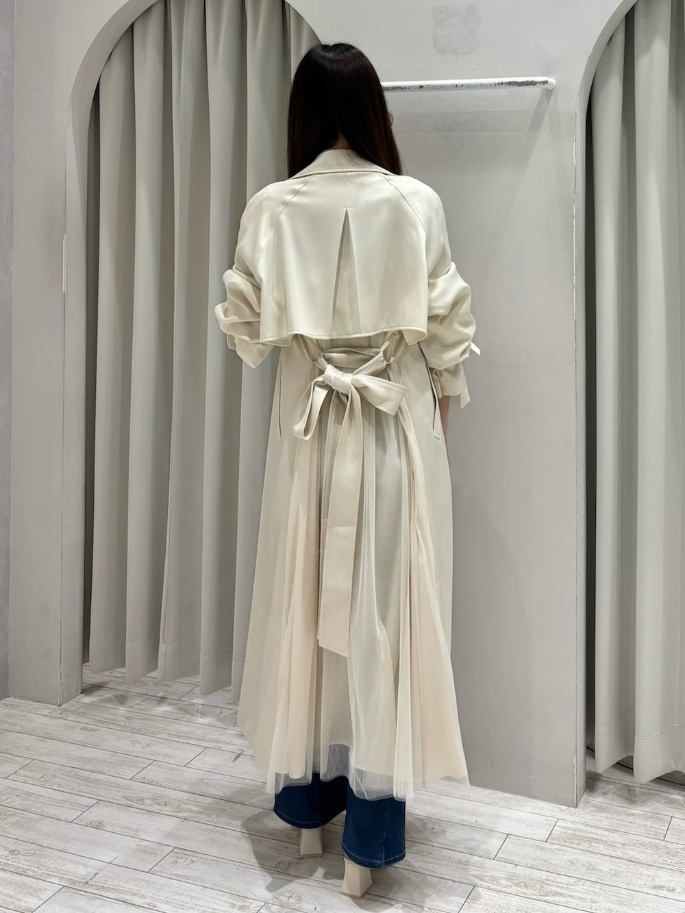 その他のニット/セーター、ホワイト系のトレンチコート、ブルー系のデニムパンツを着用したレディースの冬コーディネートの6枚目の写真