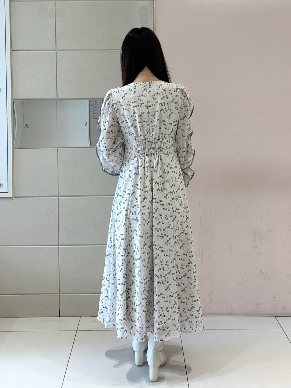 ホワイト系のワンピース、ホワイト系のブーツを着用したレディースの冬コーディネートの8枚目の写真