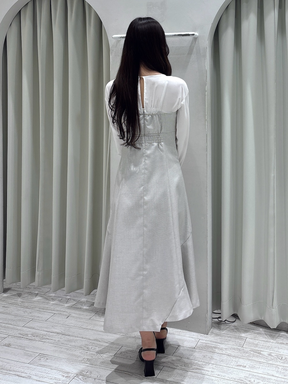 ベージュ系のワンピース、ブラウン系のハンドバッグ、ブラウン系のパンプスを着用したレディースの春コーディネートの6枚目の写真