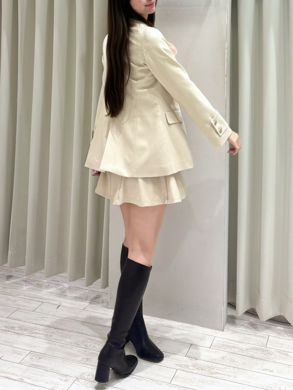 ピンク系のシャツ/ブラウス、ホワイト系のテーラードジャケット、ホワイト系のスカートを着用したレディースの冬コーディネートの3枚目の写真