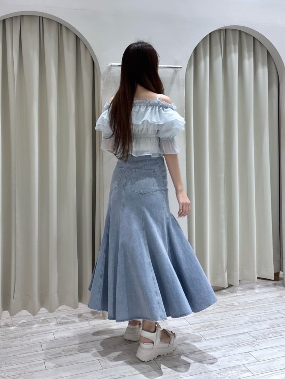 ホワイト系のサンダル、ブルー系のスカート、ブルー系のシャツ/ブラウスを着用したレディースの夏コーディネートの4枚目の写真