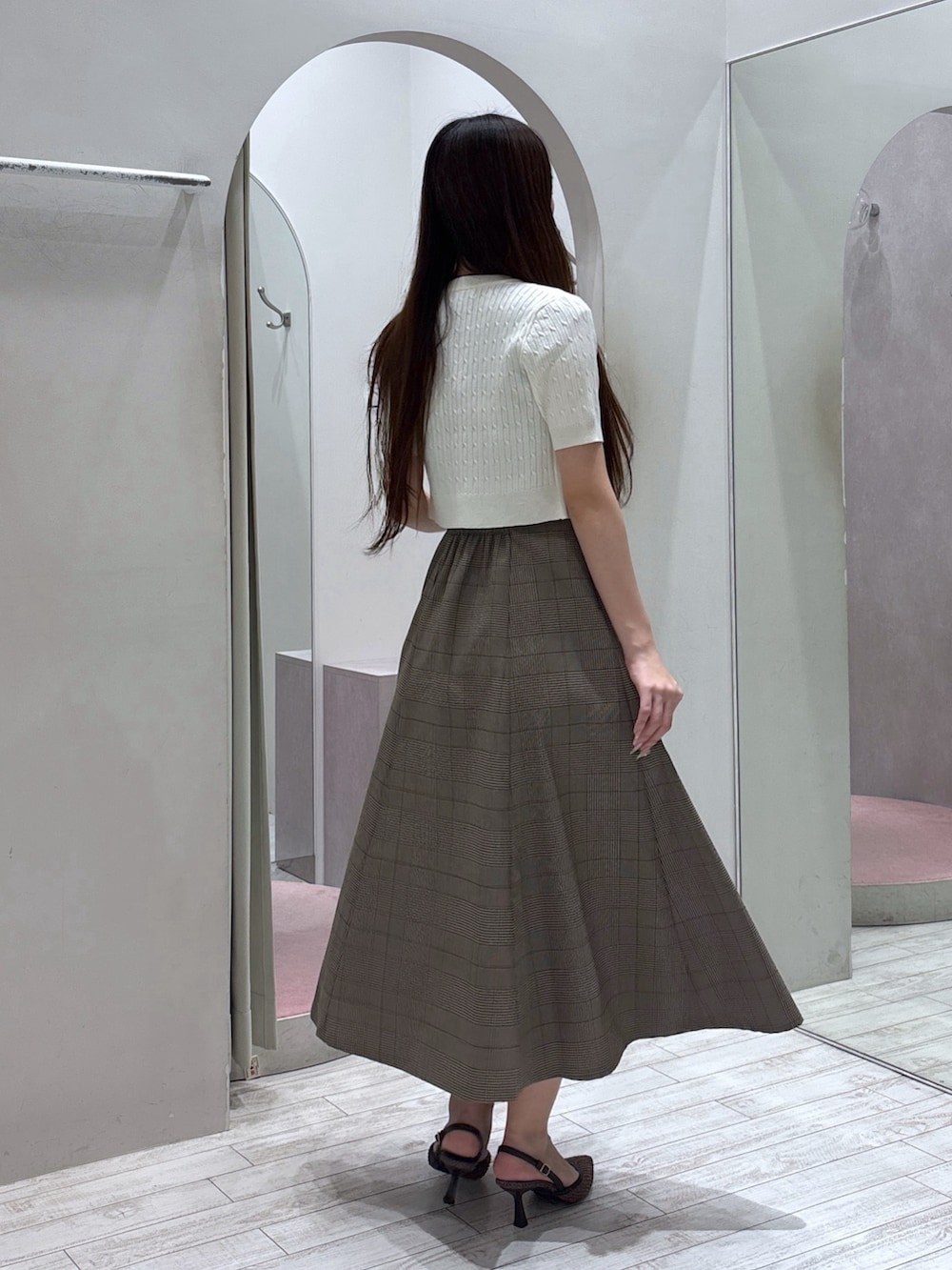 ホワイト系のカーディガン/ボレロ、ブラウン系のワンピース、ブラウン系のパンプスを着用したレディースの夏コーディネートの7枚目の写真