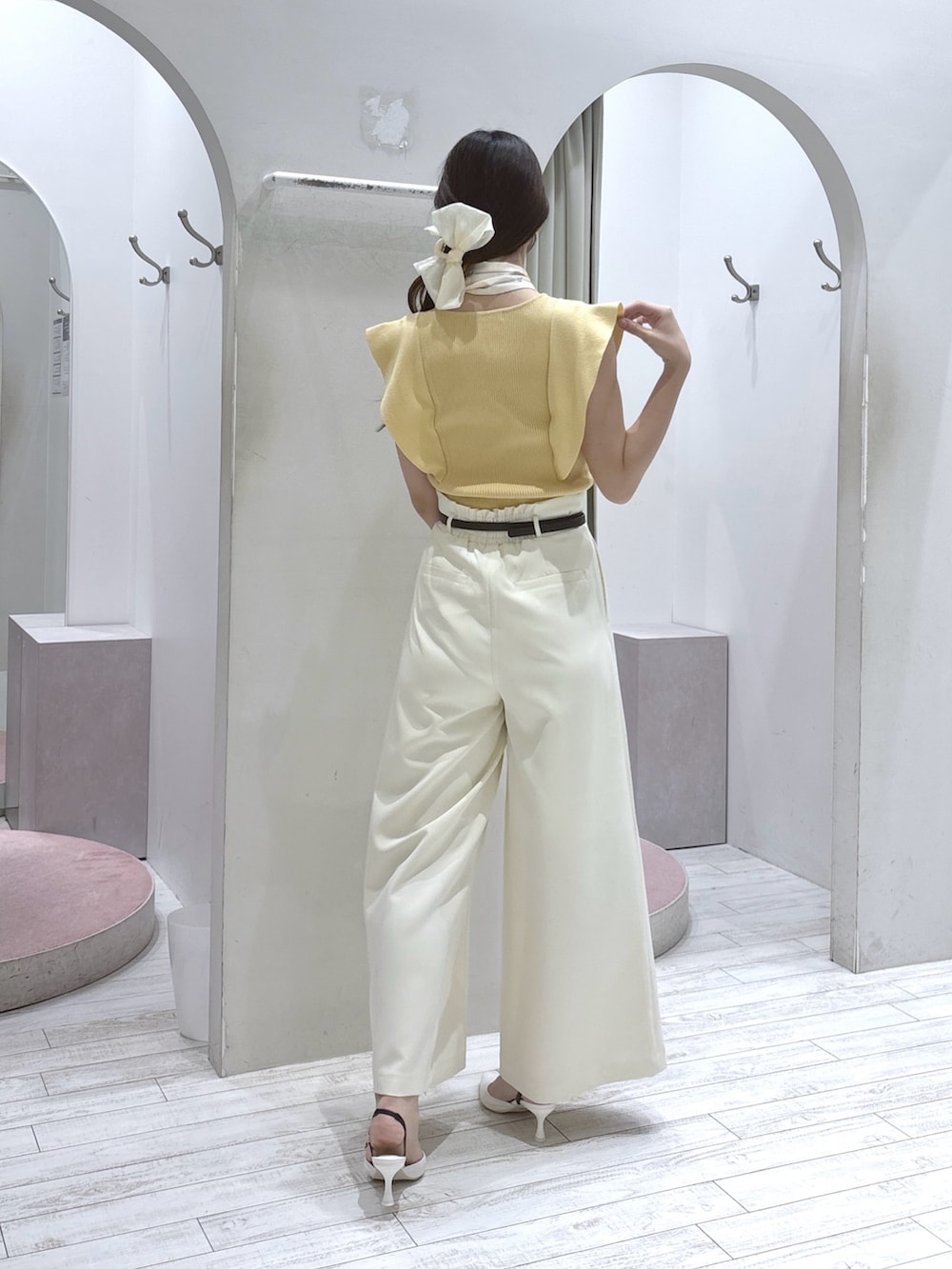 イエロー系のニット/セーター、ホワイト系のその他パンツ、ホワイト系のサンダルを着用したレディースの夏コーディネートの5枚目の写真