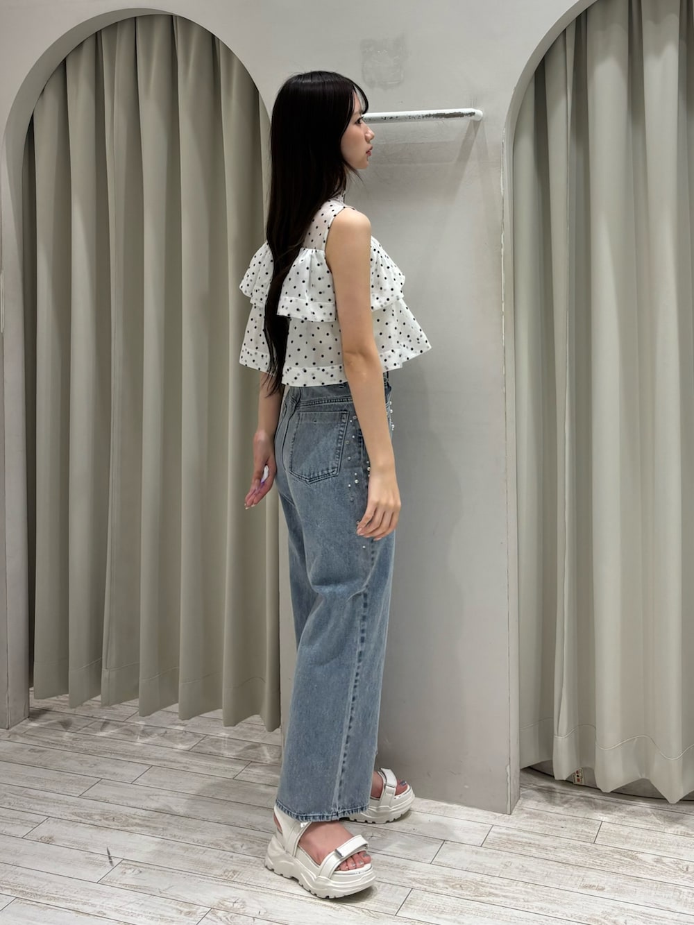 その他のシャツ/ブラウス、ブルー系のデニムパンツ、ホワイト系のサンダルを着用したレディースの夏コーディネートの4枚目の写真