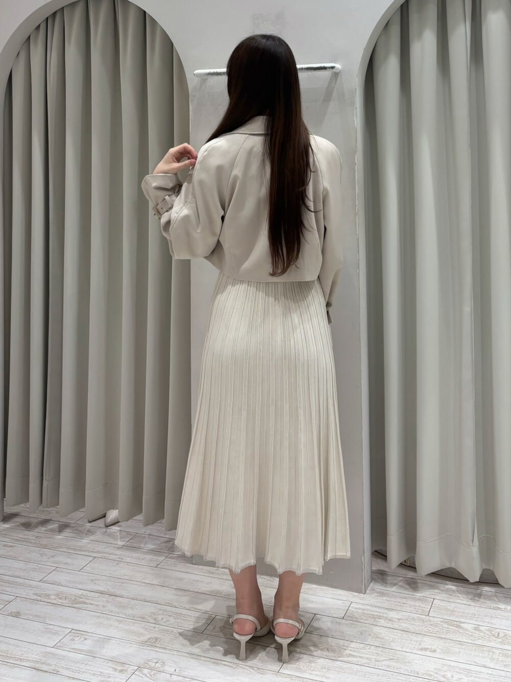 ブラウン系のハンドバッグ、ホワイト系のパンプス、ベージュ系のトレンチコートを着用したレディースの春コーディネートの6枚目の写真