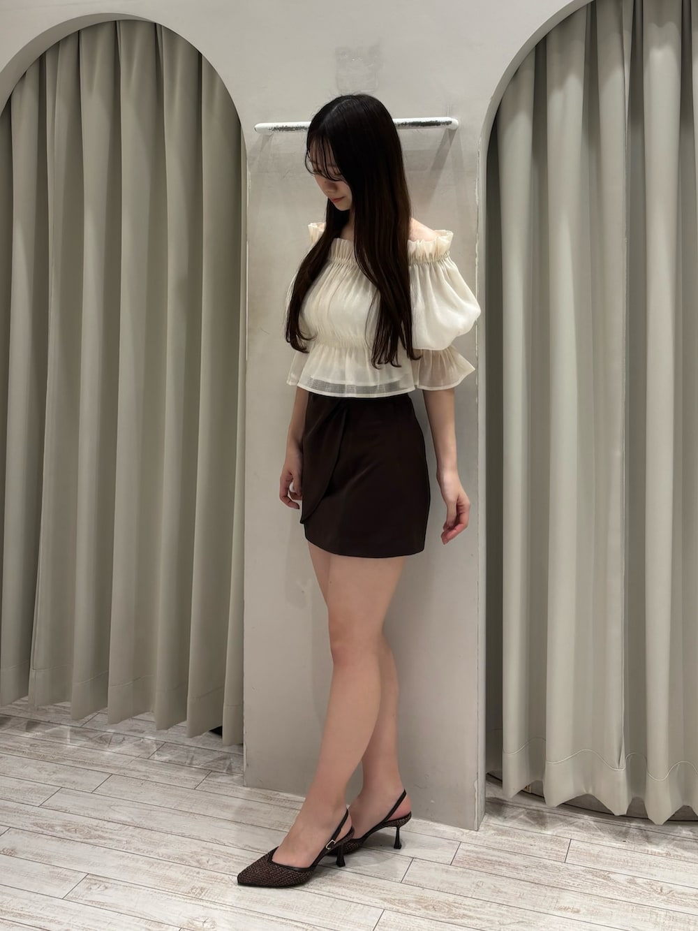 ホワイト系のシャツ/ブラウス、ブラウン系のスカート、ブラウン系のパンプスを着用したレディースの春コーディネートの4枚目の写真