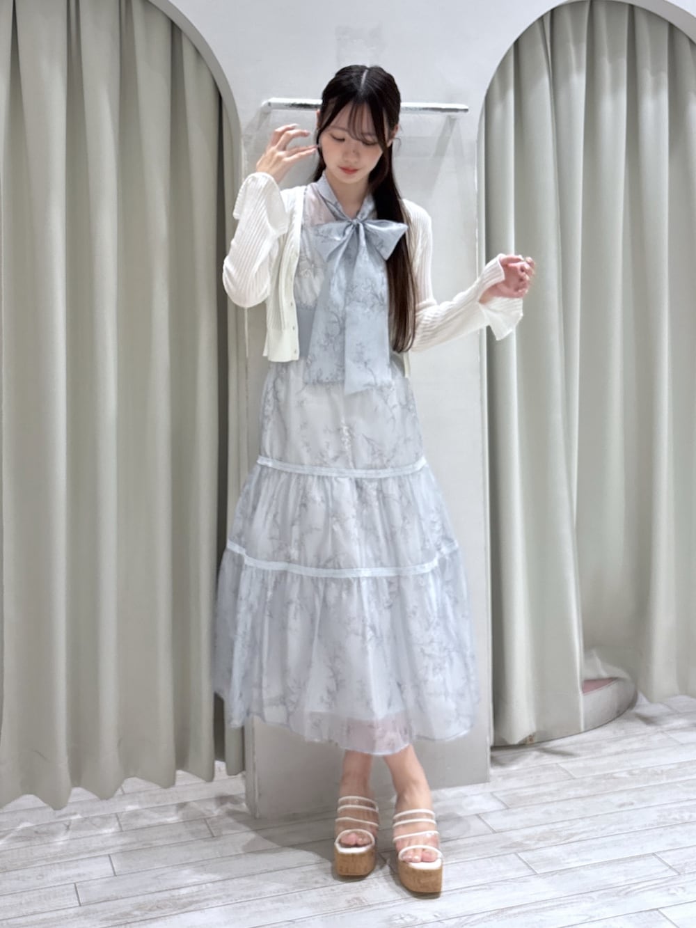 その他のサンダル、ホワイト系のカーディガン/ボレロ、ブルー系のワンピースを着用したレディースの夏コーディネートの6枚目の写真