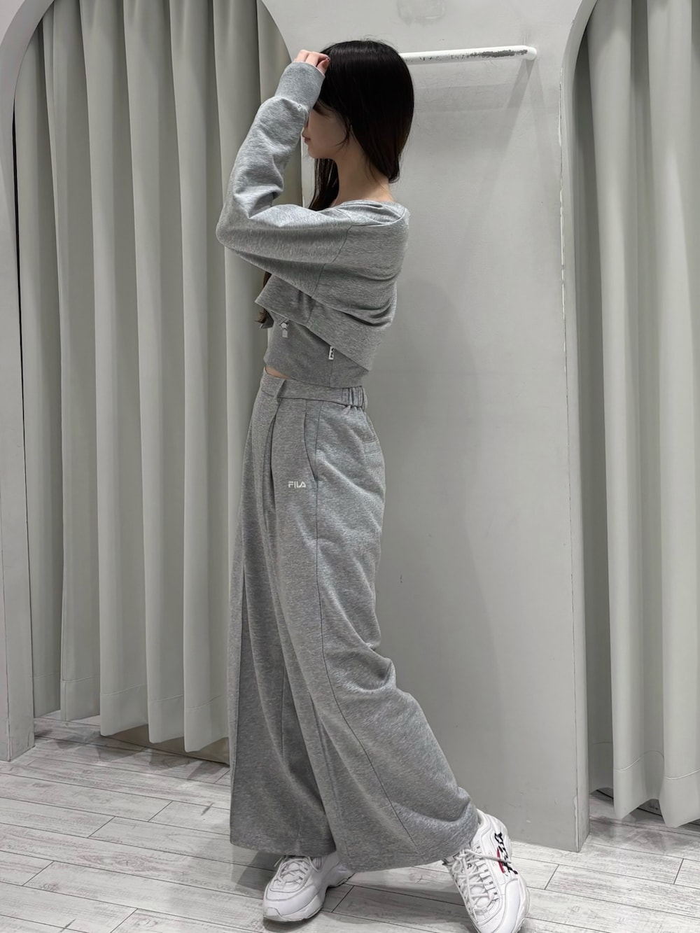 グレー系のTシャツ/カットソー、グレー系のその他パンツを着用したレディースの冬コーディネートの4枚目の写真