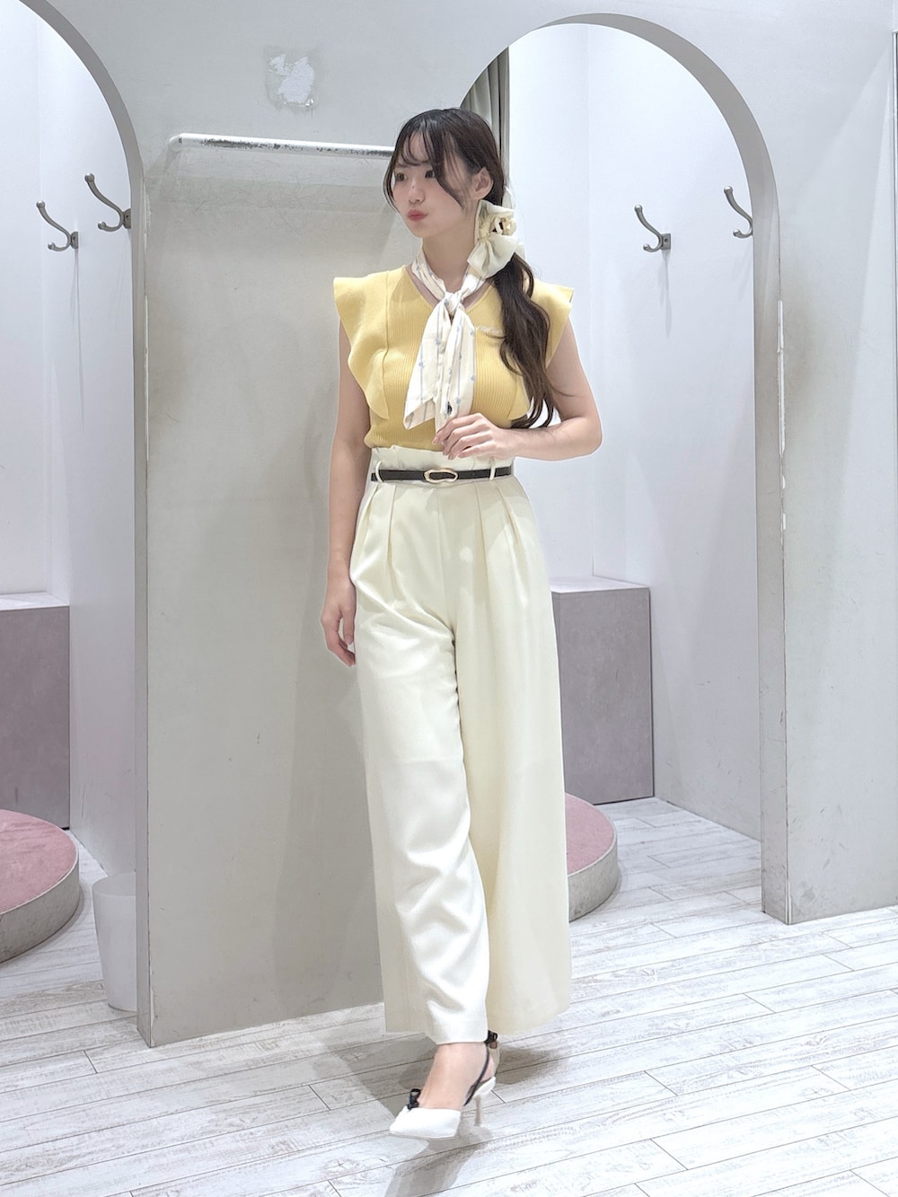 イエロー系のニット/セーター、ホワイト系のその他パンツ、ホワイト系のサンダルを着用したレディースの夏コーディネートの2枚目の写真