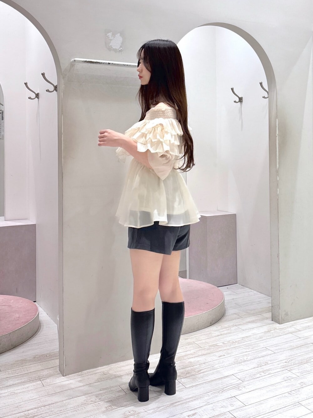 グレー系のその他パンツ、ホワイト系のシャツ/ブラウス、ブラック系のブーツを着用したレディースの夏コーディネートの5枚目の写真