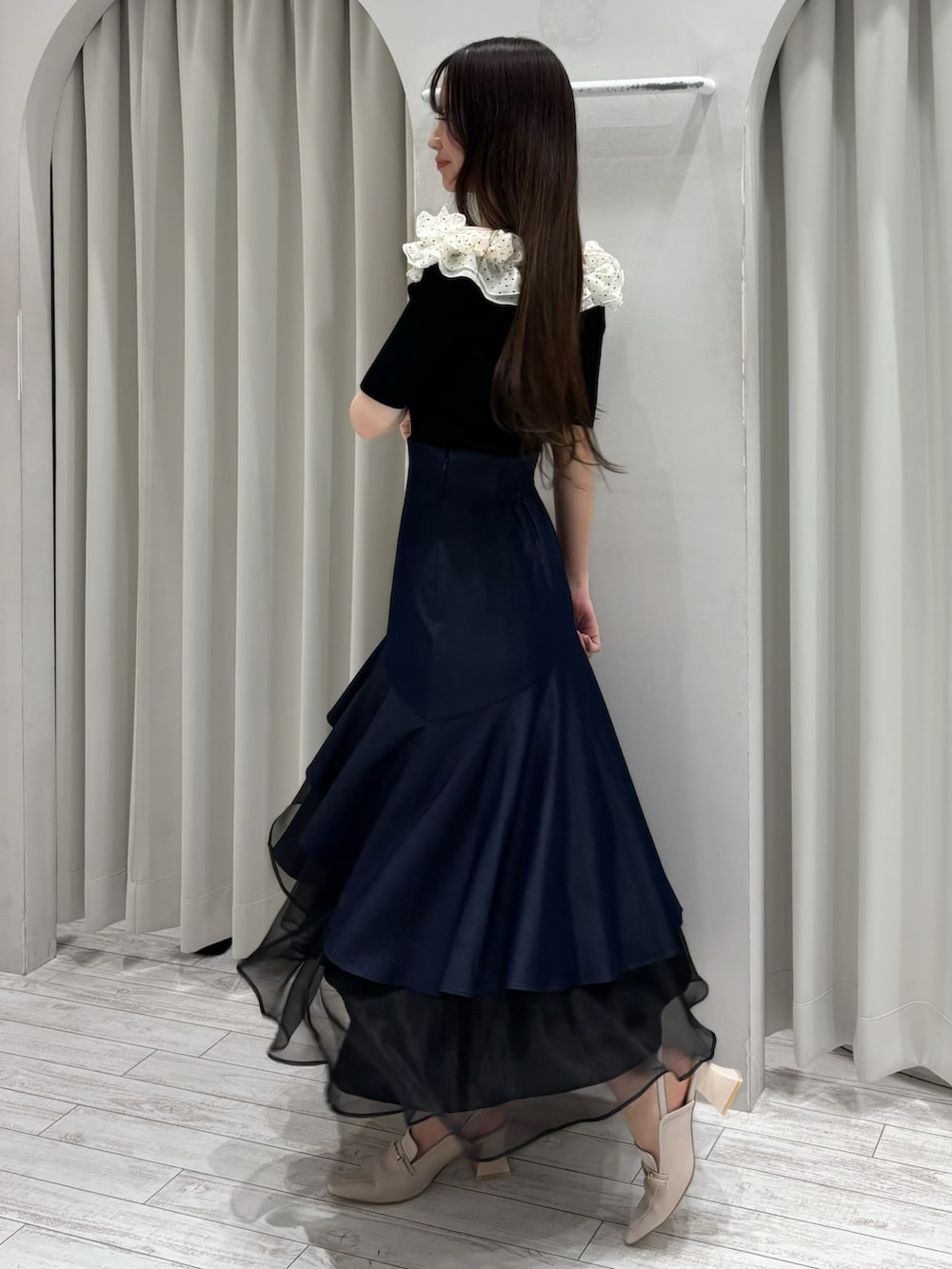 ブルー系のスカート、その他のニット/セーター、ホワイト系のパンプスを着用したレディースの春コーディネートの4枚目の写真