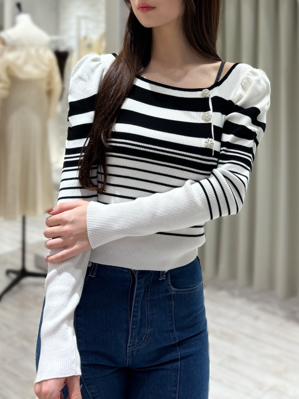 その他のニット/セーター、ホワイト系のトレンチコート、ブルー系のデニムパンツを着用したレディースの冬コーディネートの7枚目の写真