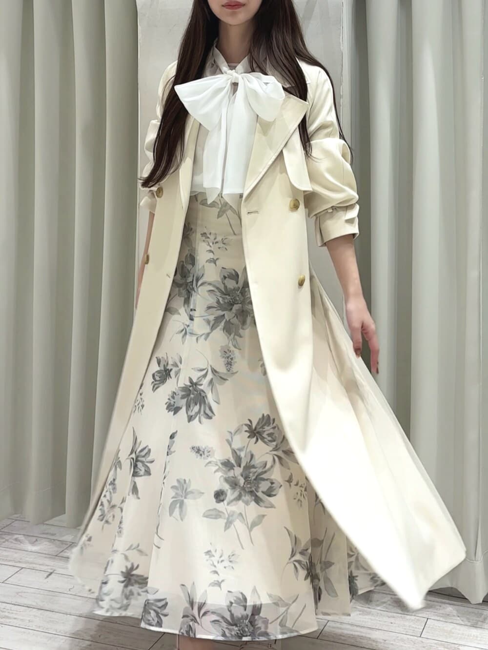 ホワイト系のパンプス、ホワイト系のシャツ/ブラウス、ホワイト系のスカートを着用したレディースの冬コーディネートの3枚目の写真